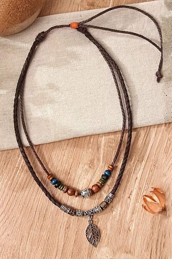 Mehrschichtige Halskette mit braunem Perlendekor und Blattanhänger